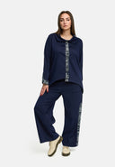 Blusa 'Delina' Denim – azul marino, fluida y con detalle de estampado