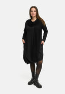 Vestido 'Lunet' – moderno, elegante y con un diseño de carácter fuerte