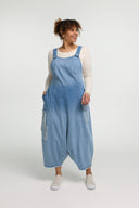 Ogrodniczki 'Sky' – Premiumowy dżins, ombre i detale z naszywkami