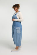 Ogrodniczki 'Sky' – Premiumowy dżins, ombre i detale z naszywkami