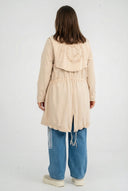 Parka przejściowa 'Livia' – miękka, dopracowana w szczegółach i nowoczesna